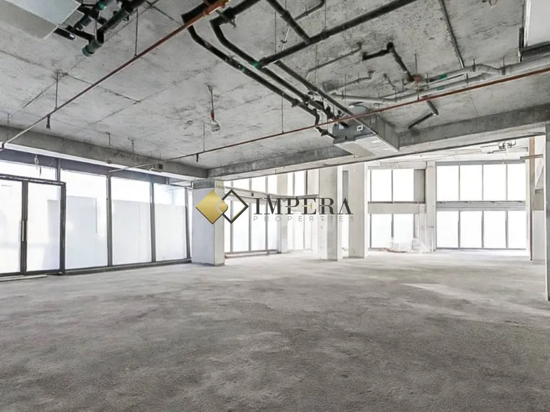 Showroom · High Ceiling · High Visibility